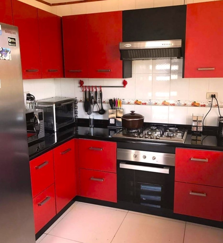 mueble negro y rojo de cocina a medida